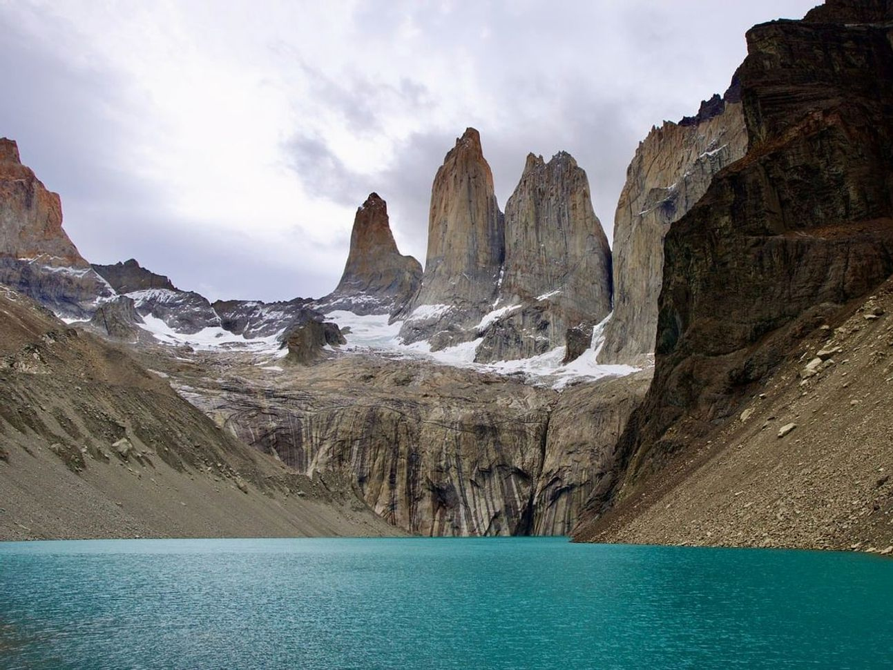 Lanterna de papel projetando luz suave sobre a montanha